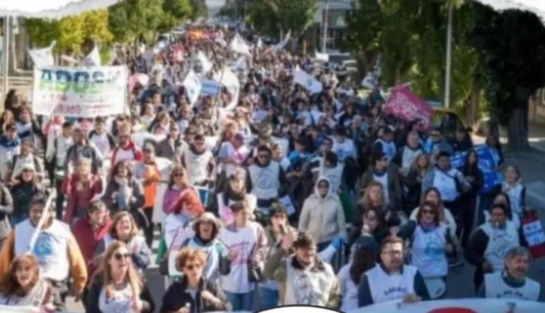 Docentes de Santa Cruz anuncian paro por 48 horas: reclaman aumento salarial y acusan al Gobierno de incumplir acuerdos