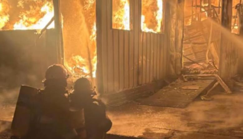 Incendio sorpresivo en depósito de Caleta Olivia: rápida intervención de bomberos evitó una tragedia