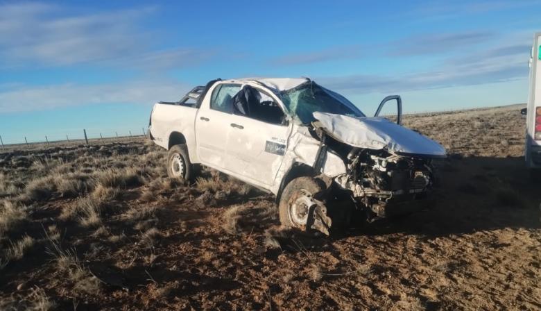 Camioneta de empresa volcó y sus ocupantes fueron hospitalizados