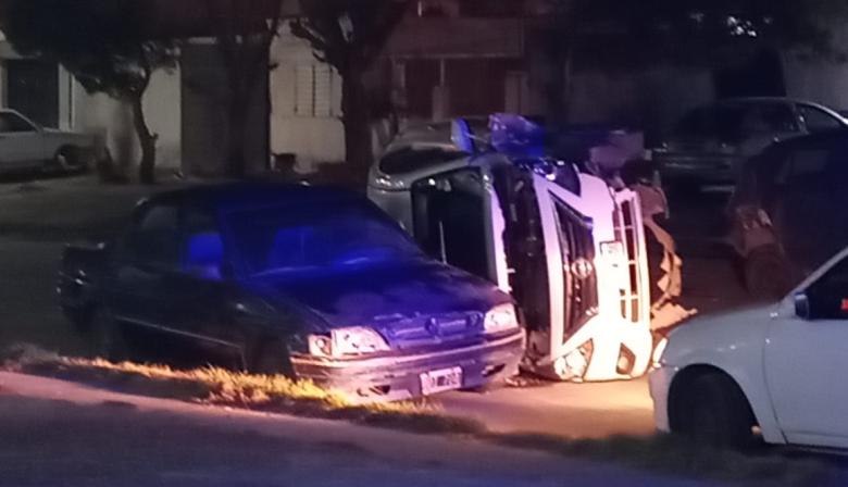 Conductor ebrio volcó tras chocar dos autos y terminó hospitalizado