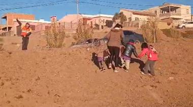 Piden la construcción de una escalera para cruzar sin inconvenientes la ruta N° 12