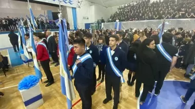 Reafirmación de Lealtad a la Bandera en Caleta Olivia: Un masivo acto de patriotismo de jóvenes estudiantes