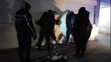 Detienen a dos hombres por daños y agresiones en una parada de taxi