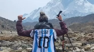 Una riogalleguense llevó la camiseta de Messi a la cima del monte Everest