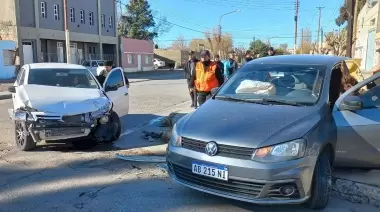 Fuerte colisión en la esquina de Mosconi y Namuncurá