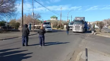 Trabajadores de la Fundación Oliva cortan la ruta N° 3