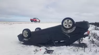 Por hielo en la ruta se produce un vuelco que deja daños materiales