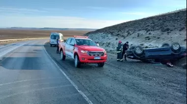 Vuelco vehicular sobre la ruta nacional número tres deja daños materiales