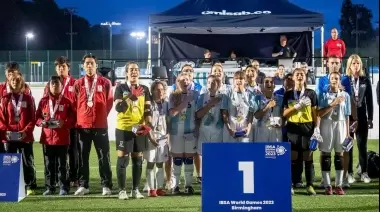 ¡Muchachas! Las Murcielagas vuelven al país como las primeras campeonas de la historia