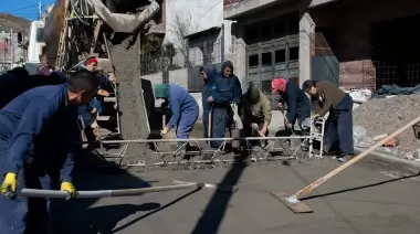 Obras Públicas comenzó el hormigonado del pasaje E del barrio 3 de Febrero