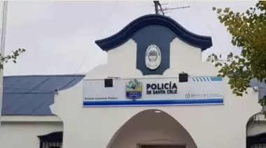 Dañó el parabrisas de un auto y fue detenido por la policía