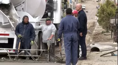 Cotillo supervisó los trabajos de hormigonado de pasajes del barrio 3 de Febrero