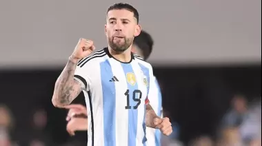 Argentina le ganó a Paraguay, con un golazo de Otamendi, y sigue en la cima