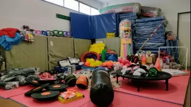 Entregan material deportivo y elementos esenciales para escuelas municipales