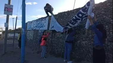 La Cepernic trabaja en el retirado de cartelería y pasacalles