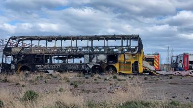 Se incendió colectivo en un predio del parque industrial