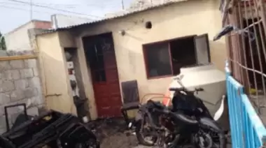 Voraz incendio en una vivienda de Pico Truncado: una nena de dos años lucha por su vida