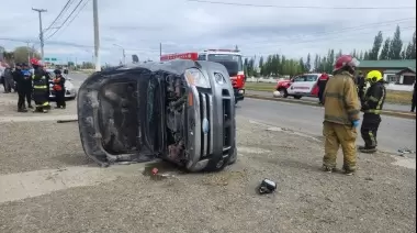 Espectacular vuelco de una camioneta en Avenida San Martin