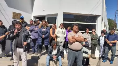 Trabajadores municipales exigen respuestas