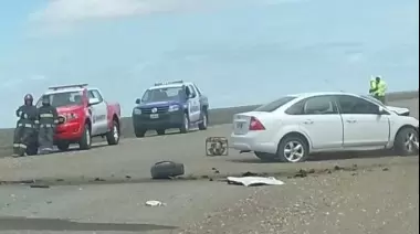 Choque frontal entre dos vehículos deja dos personas fallecidas