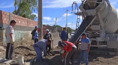 Por levantamiento de suelo, personal de Obras Públicas trabaja en calle Humberto Beghin