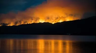 Incendio devora bosques en Los Alerces
