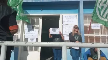 Protesta de trabajadores de ATE Caleta Olivia frente al IDUV