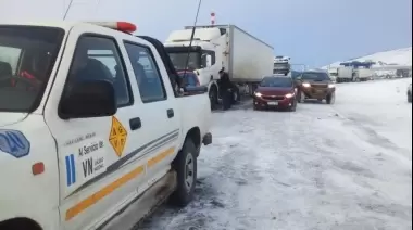 Temporal de nieve sin precedentes provoca más de 2.500 km de rutas afectadas en Santa Cruz