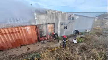 Incendio en Puerto Deseado deja a un bombero herido