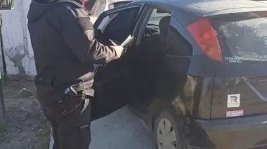 Detienen a dos hombres por atentado a la autoridad: encuentran arma y cuchillos