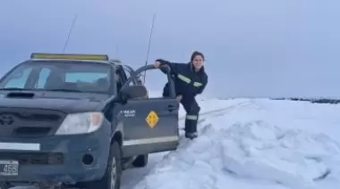 Daiana Castro, la maquinista que trabaja en el operativo invernal en Santa Cruz