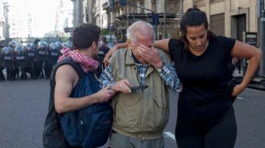 Violenta represión a jubilados en el Congreso por manifestarse contra el veto de Milei