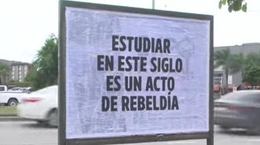 Carteles misteriosos y el debate sobre la educación en la era de la inmediatez