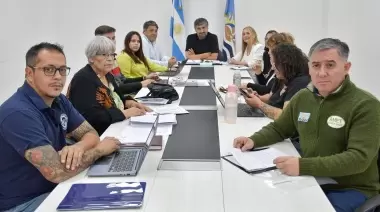Gobierno de Santa Cruz reafirma "compromiso con educación" y salario docente