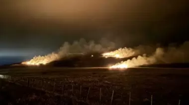 La caída de un rayo provocó un incendio de gran tamaño: hay tres focos activos