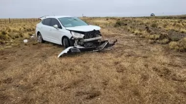 Vuelco en la Ruta 3: un hombre quedó atrapado en su vehículo y fue rescatado por bomberos