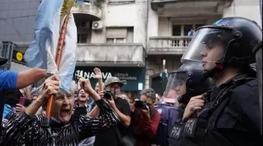 Represión en el Congreso: una protesta multitudinaria termina con violencia policial y detenidos