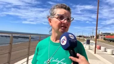 Mónica Chiarello y su mural en la costanera: Arte y conciencia ambiental en Caleta Olivia