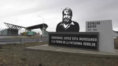Fuerte repudio por la destrucción del monumento a Osvaldo Bayer en Santa Cruz