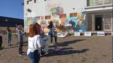 ADOSAC visibiliza la obra sin terminar del Colegio Secundario 43 con un abrazo simbólico