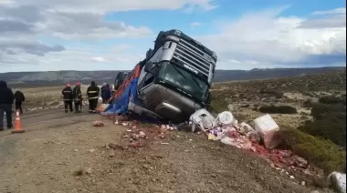 Fitz Roy: un camión volcó en la Ruta 3 y causó demoras en el tránsito