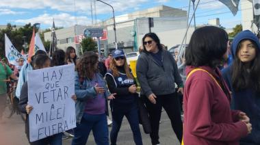 8M: la protesta en Caleta Olivia contra los “ataques fascistas” de Milei y los recortes en Educación