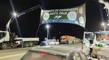 Camioneros frenados al costado de la ruta 3: comenzó el paro general y la protesta ya se siente en Santa Cruz