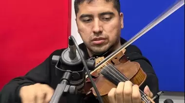La guitarra y el violín como testigos de historias: El Prof. Julio Barrera compartió su pasión en “Vanguardia Stream”
