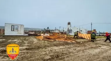 Fuertes vientos en Caleta Olivia: una casa prefabricada fue derribada en el Barrio Hípico