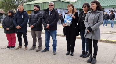 Desfile escolar en el barrio 2 de Abril: emotivo tributo a los veteranos de Malvinas