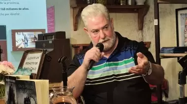 Luis Pellanda: el escritor santacruceño presentó "Expiación con sangre" en importantes eventos literarios
