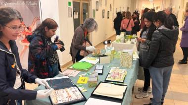 Exposición “Reveer de Ser” de Dora López fusiona performance, bordado y arte colaborativo