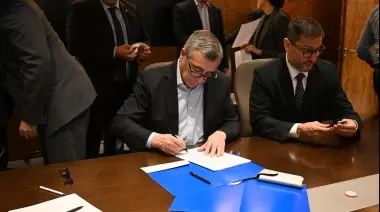 Operadoras más chicas, menor costo del barril y estabilidad laboral: el esquema que proyecta el Gobierno tras retirada de YPF