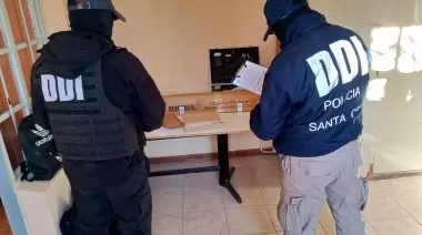 Ataque a vivienda en Puerto Deseado desencadena allanamientos e impresionante hallazgo de arsenal